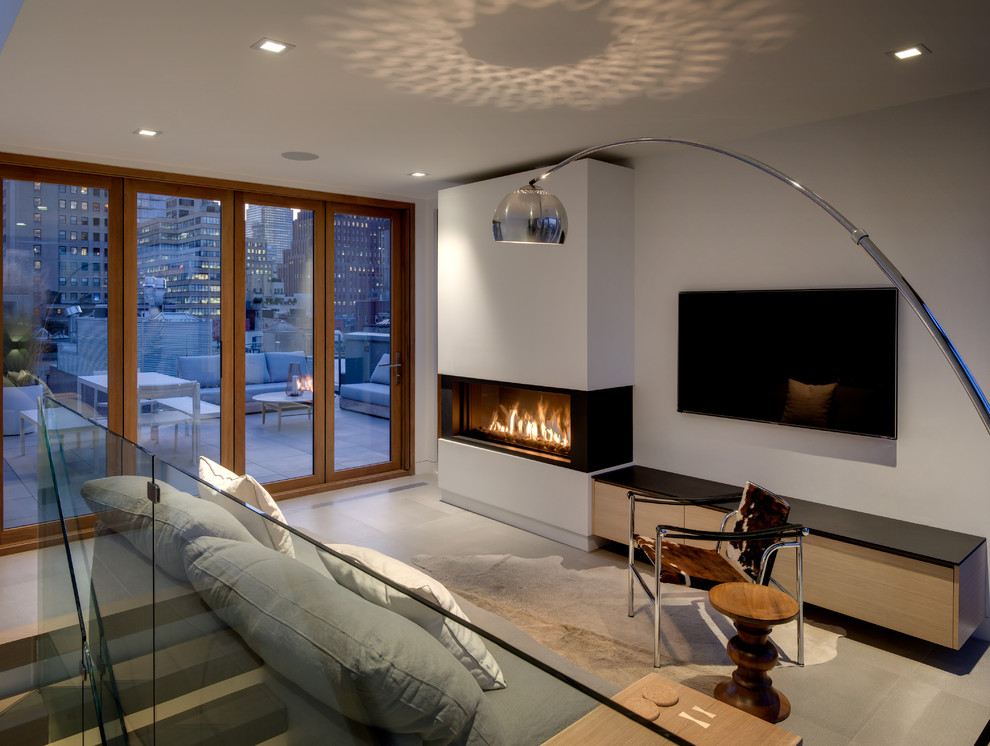 Foto di un soggiorno minimal aperto con camino lineare Ribbon, TV a parete, pareti grigie e pavimento grigio