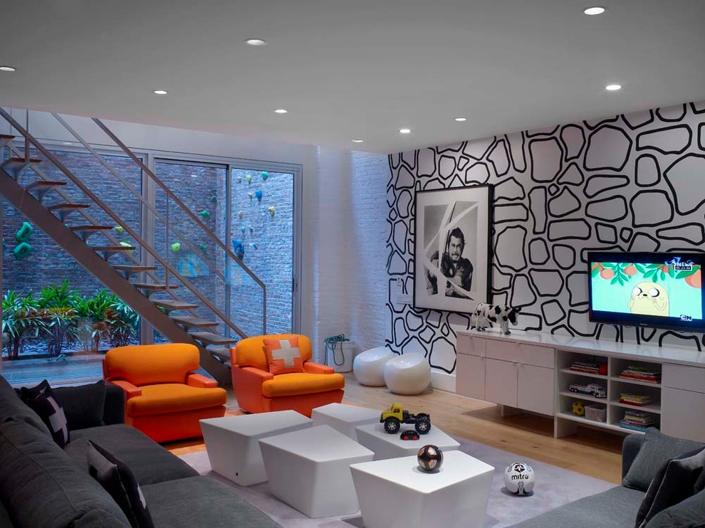 Источник вдохновения для домашнего уюта: гостиная комната среднего размера в современном стиле с ковровым покрытием, телевизором на стене и разноцветными стенами