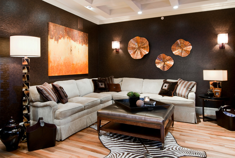 Aménagement d'une salle de séjour classique avec un mur marron et un sol en bois brun.