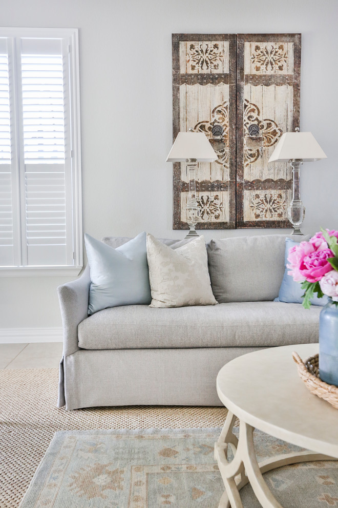 Foto de sala de estar abierta tradicional renovada grande con paredes grises, pared multimedia y suelo de baldosas de porcelana