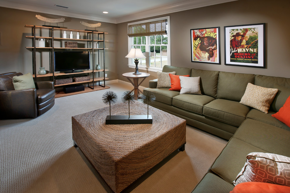 На фото: большая гостиная комната в классическом стиле с бежевыми стенами, ковровым покрытием и отдельно стоящим телевизором с