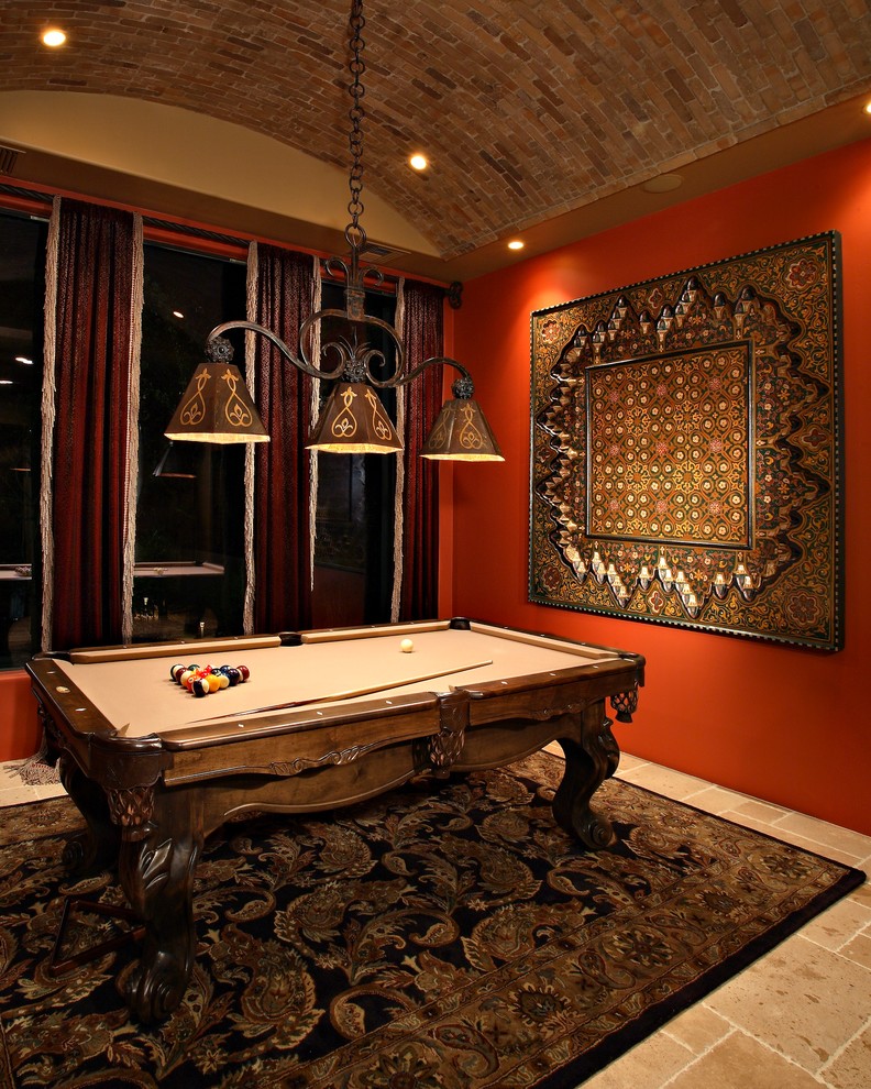 フェニックスにある高級な広い地中海スタイルのおしゃれな独立型ファミリールーム (ゲームルーム、赤い壁、トラバーチンの床、ベージュの床) の写真