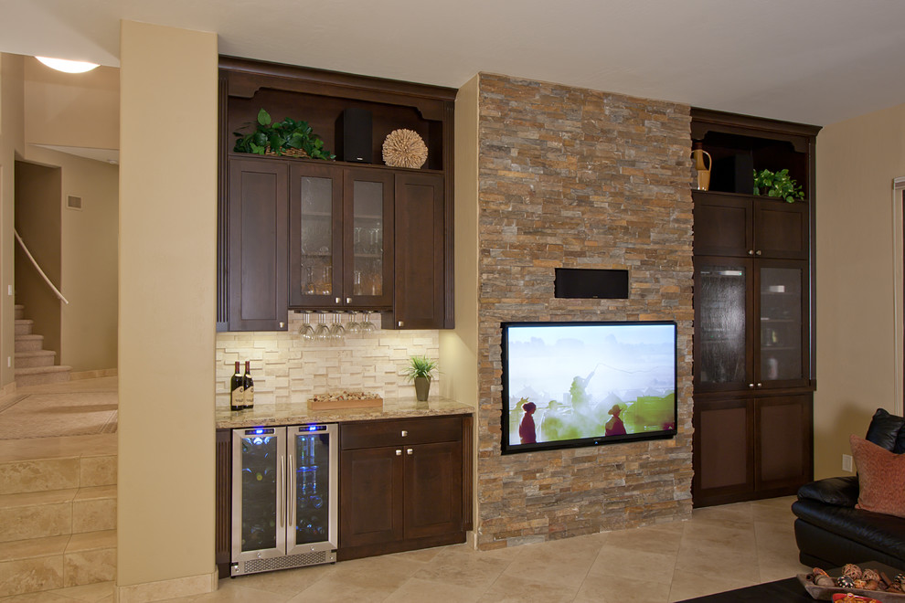 Mittelgroßes, Offenes Modernes Wohnzimmer ohne Kamin mit beiger Wandfarbe, Travertin, Kaminumrandung aus Stein und TV-Wand in Phoenix