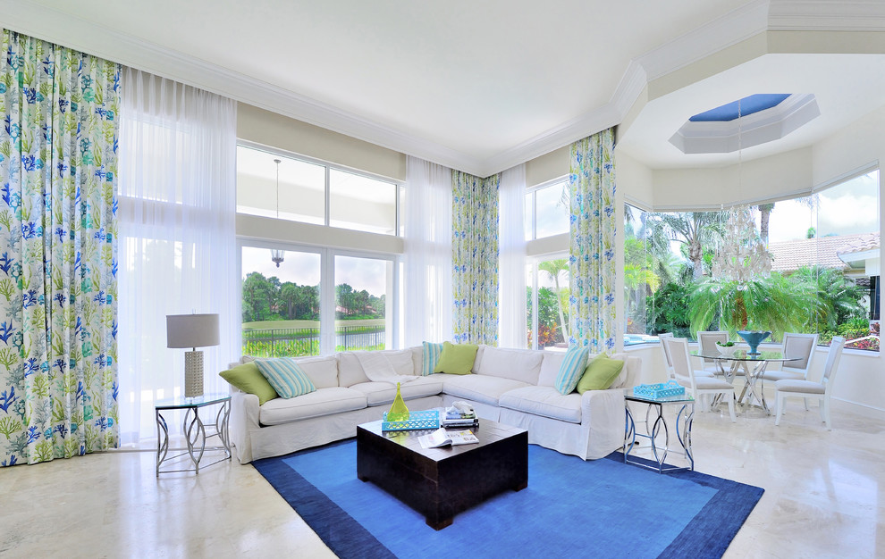 Idee per un grande soggiorno tropicale aperto con pareti bianche, pavimento in marmo, parete attrezzata e pavimento beige