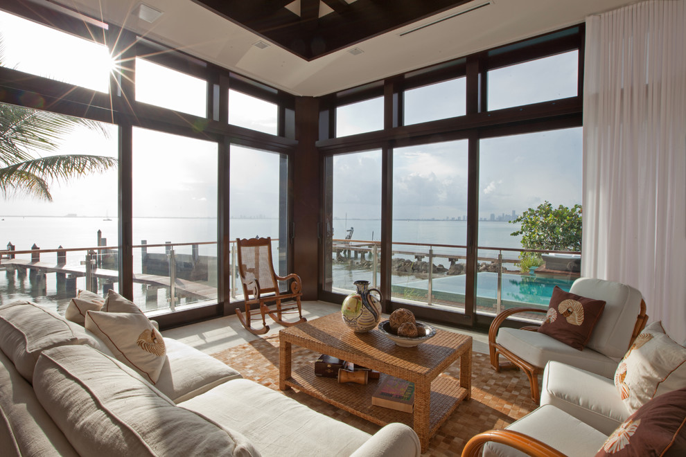 Свежая идея для дизайна: гостиная комната в морском стиле с бежевыми стенами - отличное фото интерьера