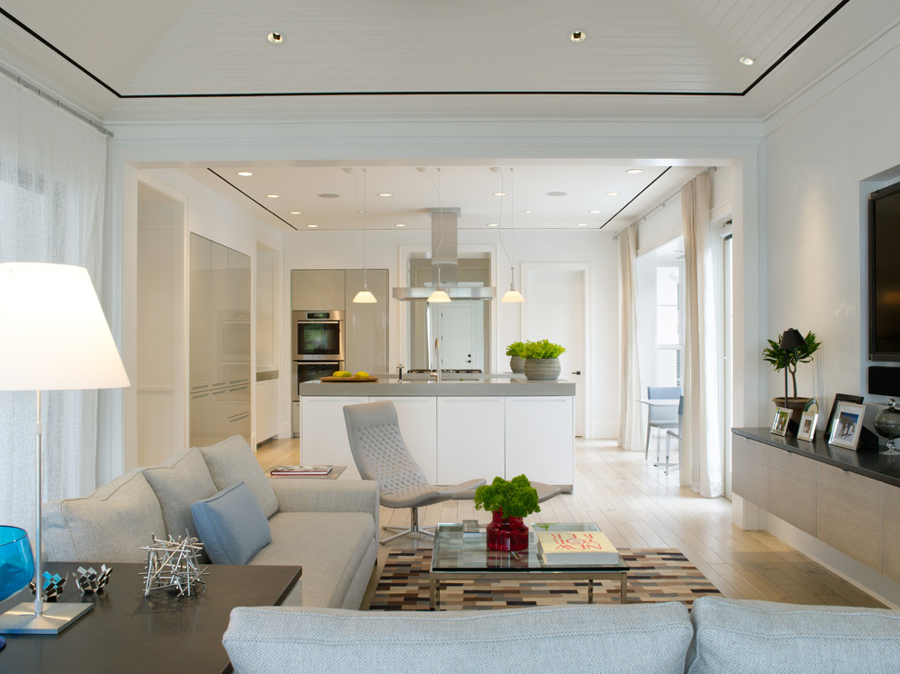 Стильный дизайн: открытая гостиная комната в морском стиле с белыми стенами и телевизором на стене - последний тренд