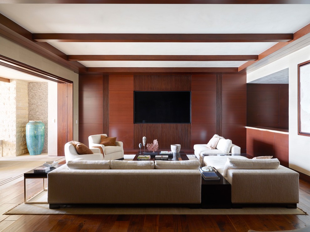 Источник вдохновения для домашнего уюта: открытая гостиная комната в морском стиле с паркетным полом среднего тона и телевизором на стене без камина