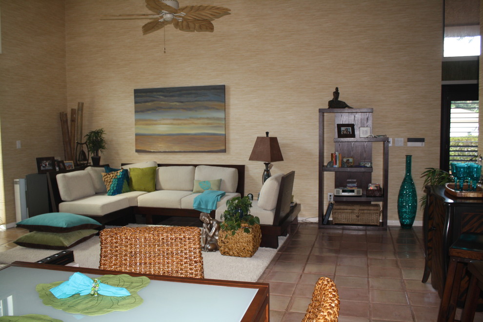 На фото: большая открытая гостиная комната в морском стиле с коричневыми стенами, полом из керамогранита и коричневым полом без камина, телевизора