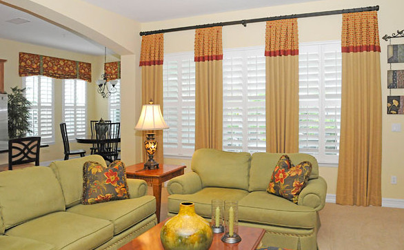 Esempio di un soggiorno tropicale aperto con pareti beige e moquette