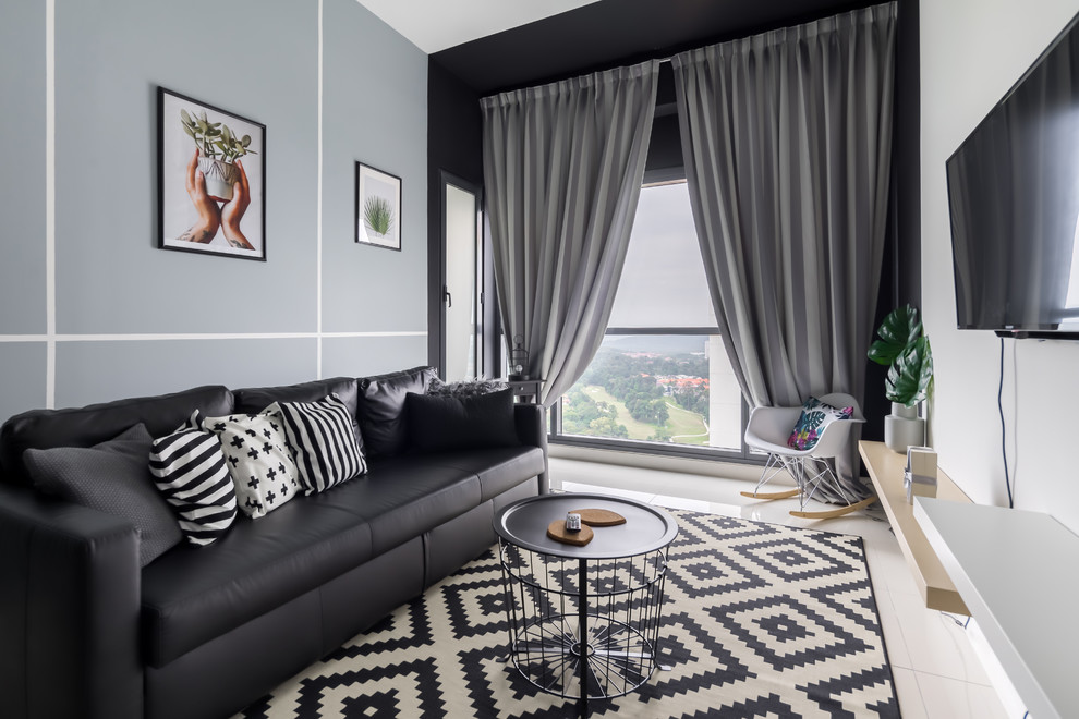 Modelo de sala de estar actual con paredes grises, televisor colgado en la pared y suelo blanco