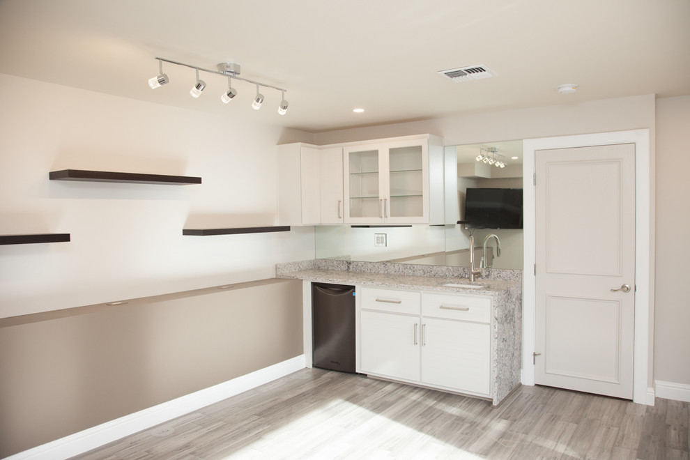 Kleines, Abgetrenntes Modernes Wohnzimmer ohne Kamin mit hellem Holzboden, beiger Wandfarbe und grauem Boden in Sacramento