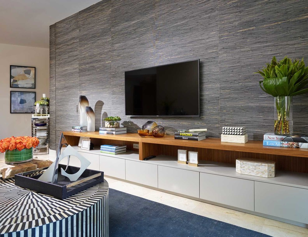 Cette image montre une petite salle de séjour design ouverte avec un téléviseur fixé au mur.