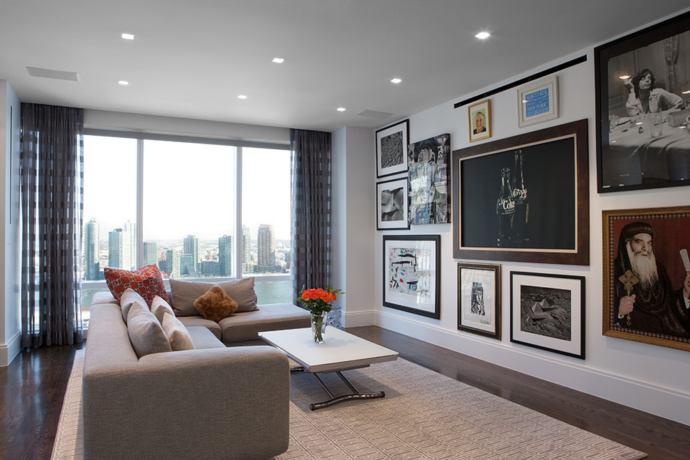 Пример оригинального дизайна: изолированная гостиная комната в современном стиле с белыми стенами и темным паркетным полом без камина, телевизора