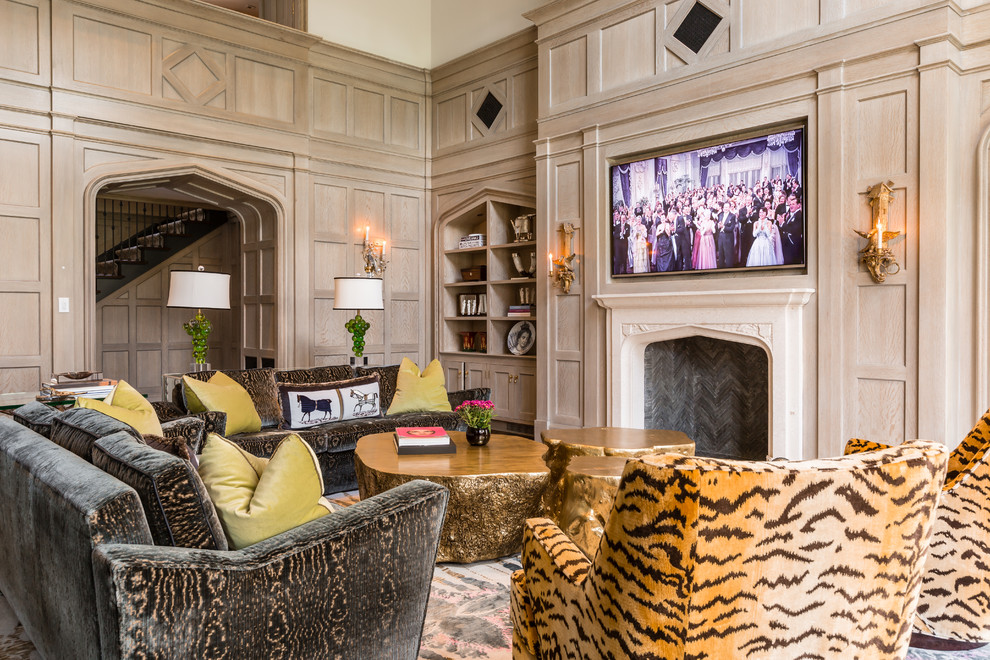 Foto de sala de estar ecléctica con suelo de madera en tonos medios, todas las chimeneas, marco de chimenea de piedra y televisor colgado en la pared