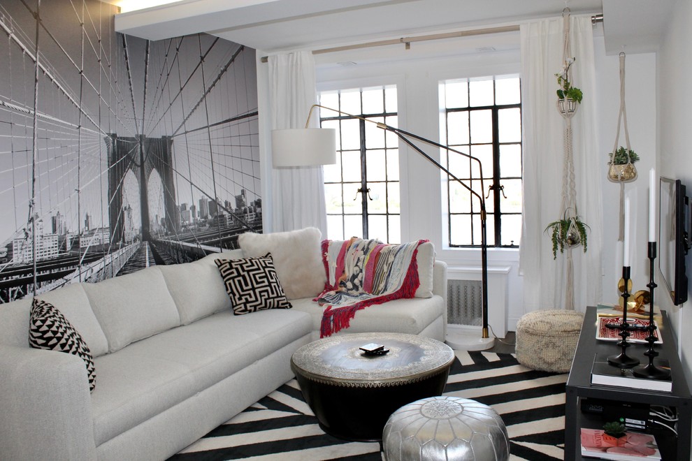 Foto di un piccolo soggiorno eclettico chiuso con pareti bianche, parquet scuro, nessun camino e TV a parete
