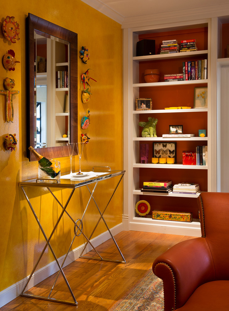 Свежая идея для дизайна: гостиная комната в стиле неоклассика (современная классика) с желтыми стенами - отличное фото интерьера
