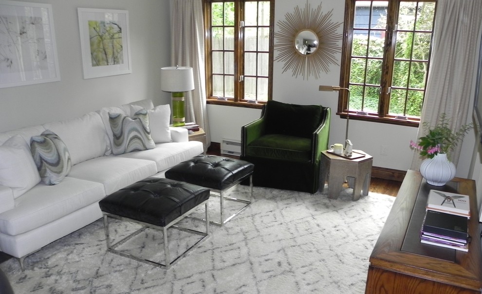 Mittelgroßes Klassisches Wohnzimmer mit weißer Wandfarbe, dunklem Holzboden und TV-Wand in New York