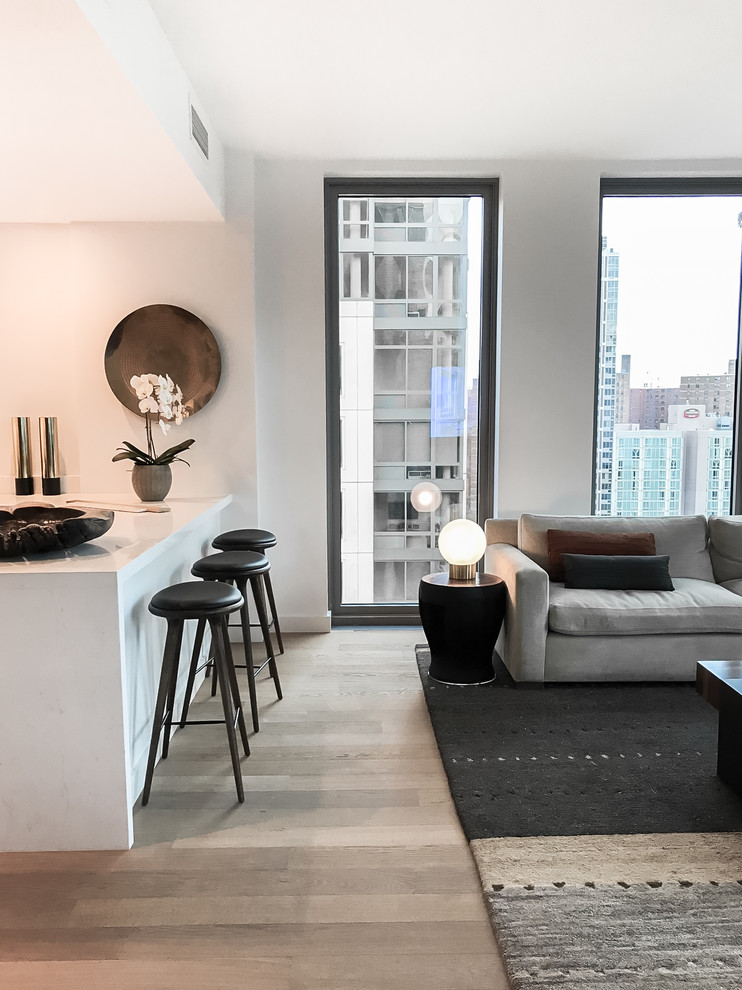 Ejemplo de sala de estar abierta contemporánea de tamaño medio sin chimenea con paredes blancas, suelo de madera en tonos medios y suelo marrón