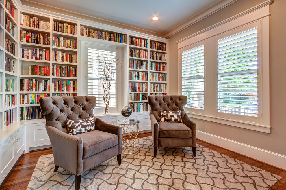 Ejemplo de sala de estar con biblioteca cerrada tradicional renovada de tamaño medio con paredes beige y suelo de madera en tonos medios