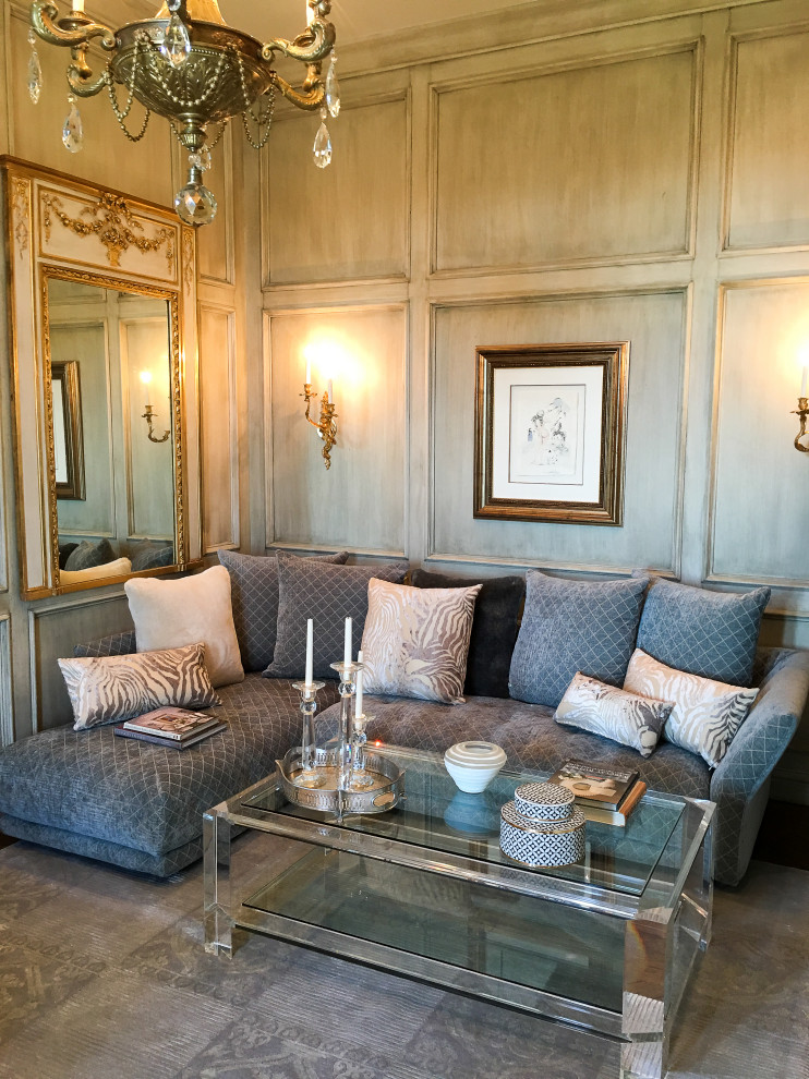 Imagen de sala de estar contemporánea con paredes beige, suelo de madera oscura y suelo marrón