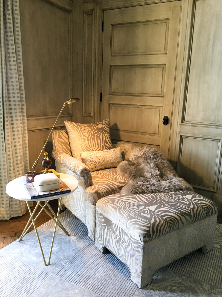 Immagine di un soggiorno minimal con libreria, pareti beige, parquet scuro e pavimento marrone