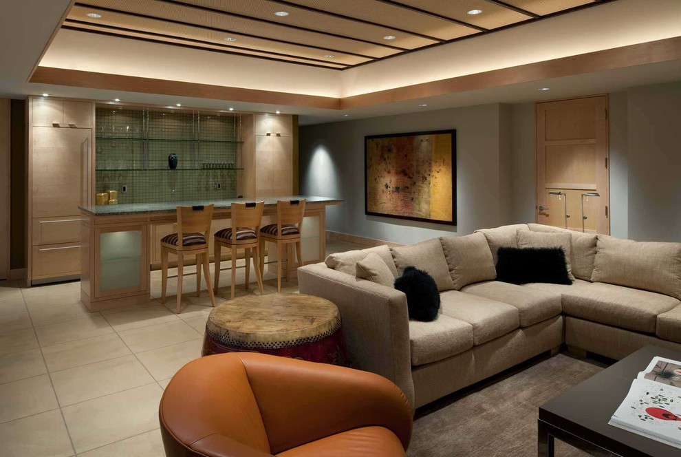 Imagen de sala de estar con barra de bar abierta contemporánea de tamaño medio sin chimenea y televisor con paredes azules, suelo de baldosas de porcelana y suelo beige