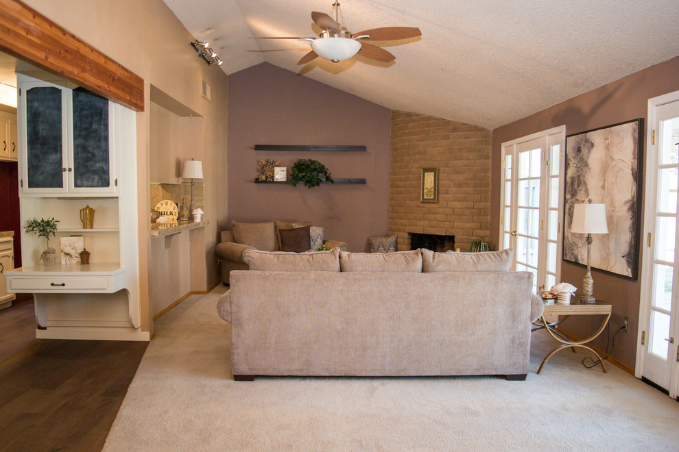 Exemple d'une grande salle de séjour chic ouverte avec un mur violet, moquette, une cheminée d'angle, un manteau de cheminée en brique et un sol blanc.