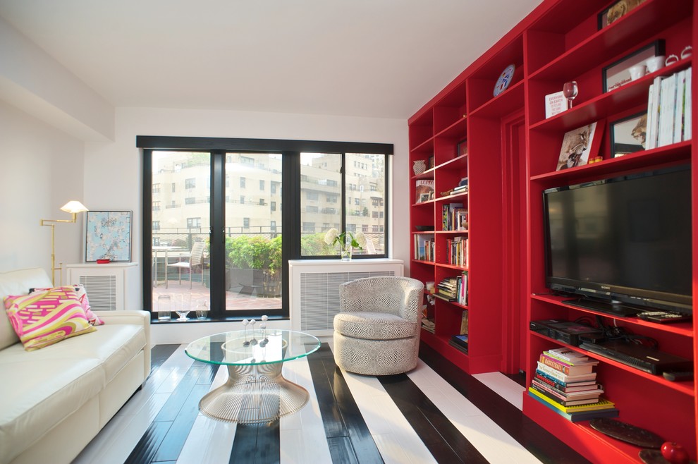 Großes, Abgetrenntes Modernes Wohnzimmer ohne Kamin mit gebeiztem Holzboden, buntem Boden, weißer Wandfarbe und freistehendem TV in New York