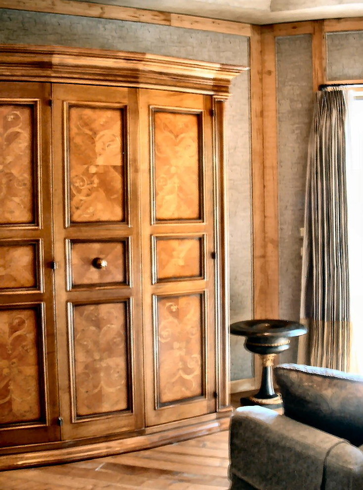 Idée de décoration pour une salle de séjour méditerranéenne avec un sol en bois brun.
