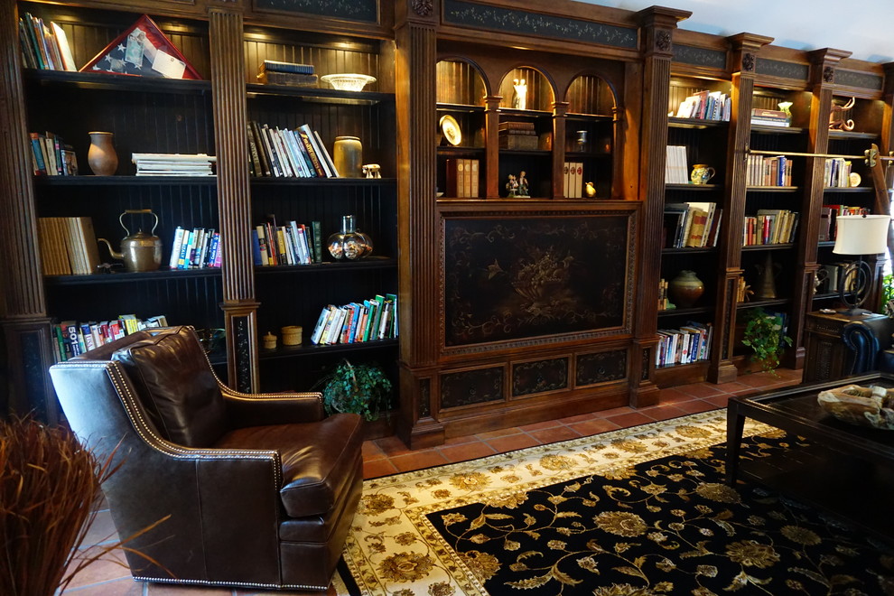 Exemple d'une grande salle de séjour méditerranéenne ouverte avec une bibliothèque ou un coin lecture, tomettes au sol, une cheminée standard, un manteau de cheminée en carrelage, un téléviseur encastré et un sol marron.