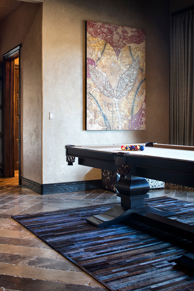 Пример оригинального дизайна: открытая комната для игр в средиземноморском стиле с ковром на полу без камина