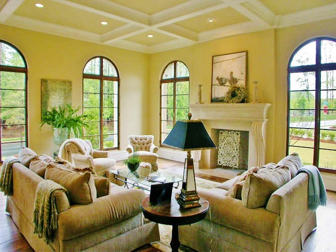 Пример оригинального дизайна: большая открытая гостиная комната в средиземноморском стиле с желтыми стенами, паркетным полом среднего тона, стандартным камином и фасадом камина из камня