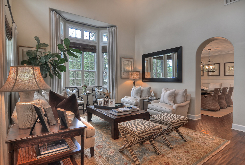 Abgetrenntes Klassisches Wohnzimmer mit grauer Wandfarbe und braunem Holzboden in Orange County