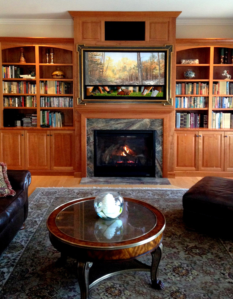 Réalisation d'une salle de séjour tradition avec une bibliothèque ou un coin lecture, parquet clair, une cheminée standard, un manteau de cheminée en bois et un téléviseur dissimulé.