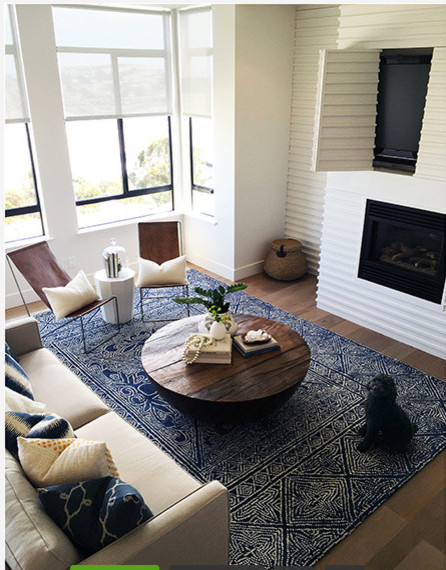 Mittelgroßes, Abgetrenntes Modernes Wohnzimmer mit weißer Wandfarbe, hellem Holzboden, Gaskamin, Kaminumrandung aus Holz und TV-Wand in San Francisco