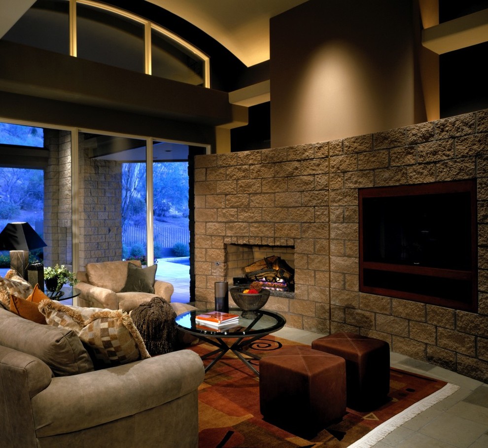 フェニックスにある広いコンテンポラリースタイルのおしゃれなオープンリビング (ベージュの壁、磁器タイルの床、標準型暖炉、レンガの暖炉まわり、埋込式メディアウォール) の写真