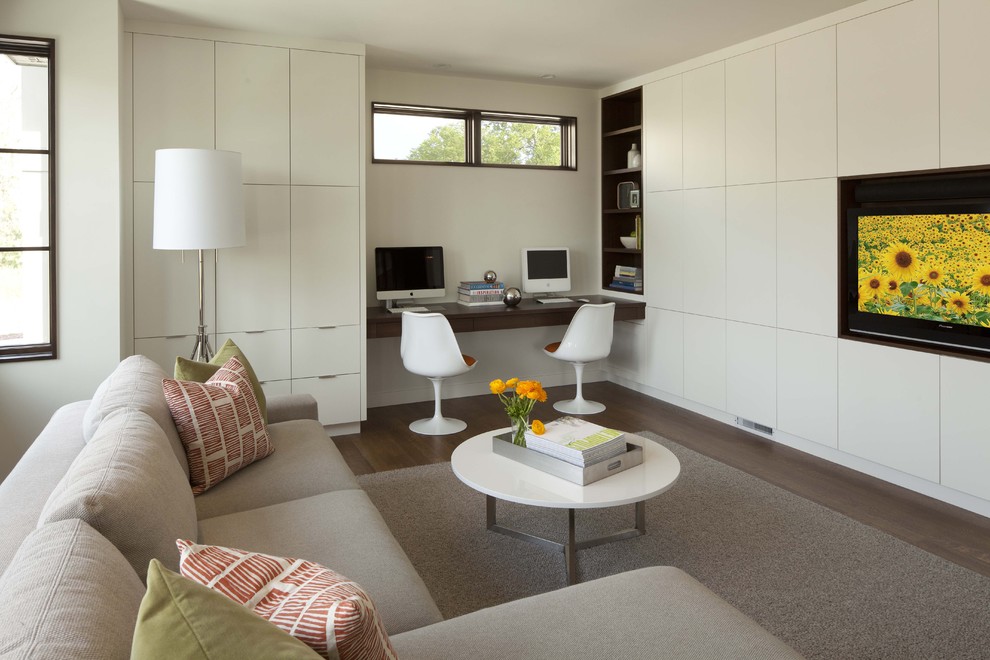 Идея дизайна: гостиная комната в современном стиле с паркетным полом среднего тона, мультимедийным центром и ковром на полу
