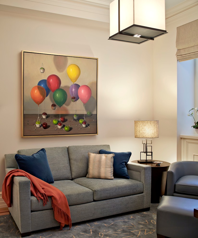 Idee per un piccolo soggiorno design chiuso con pareti bianche, parquet chiaro e TV a parete