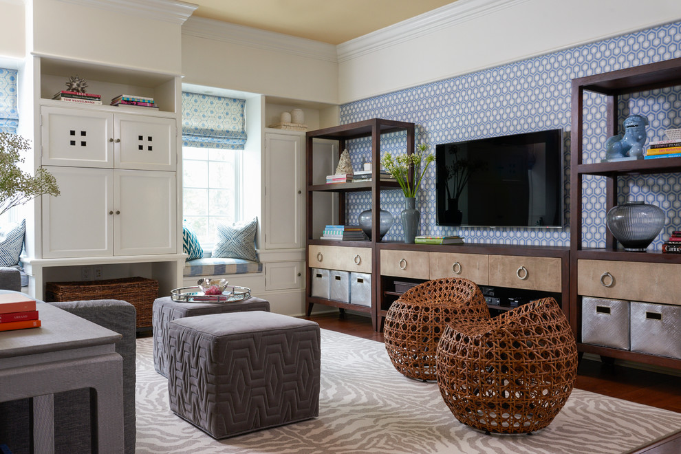 Foto di un grande soggiorno tradizionale chiuso con pavimento in legno massello medio, TV a parete e pareti multicolore