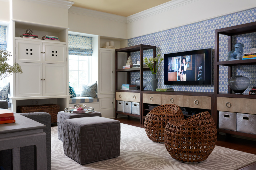 Immagine di un grande soggiorno chic chiuso con pareti multicolore, pavimento in legno massello medio e TV a parete
