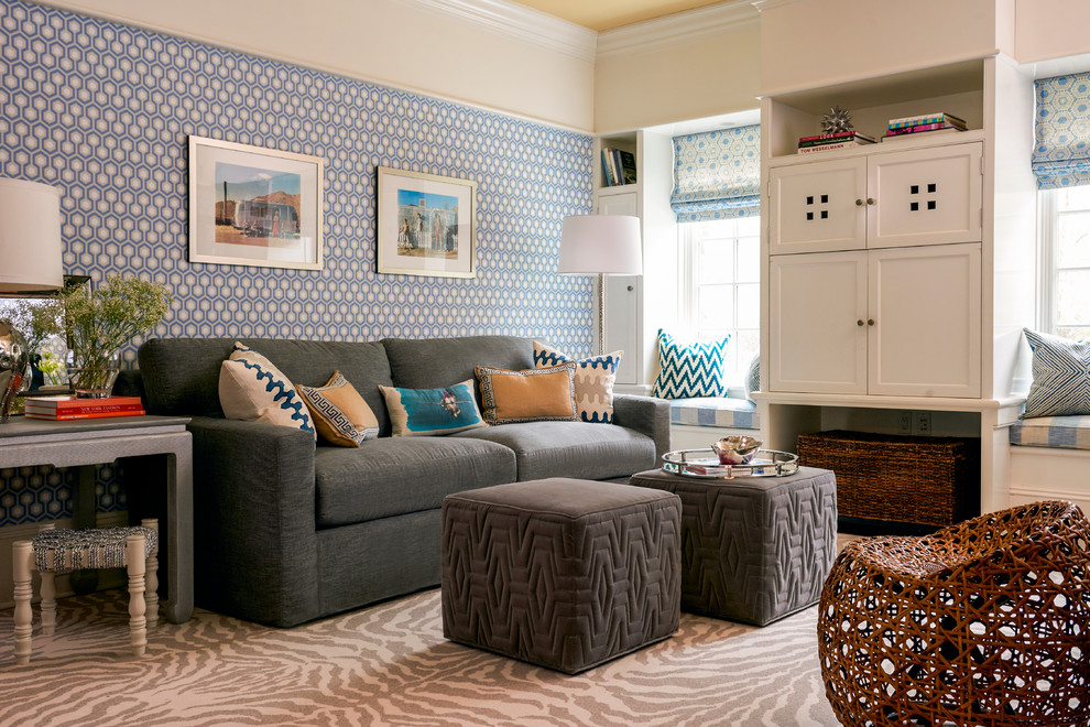 Imagen de sala de estar clásica renovada grande con suelo de madera en tonos medios, televisor colgado en la pared y paredes multicolor