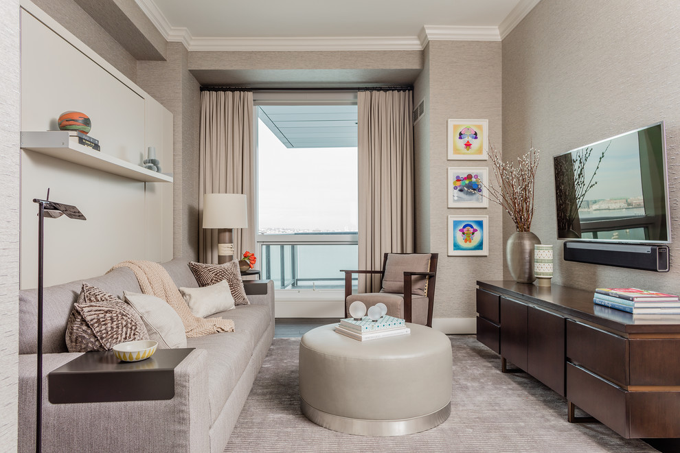Esempio di un soggiorno design di medie dimensioni e chiuso con pareti beige, moquette e TV a parete