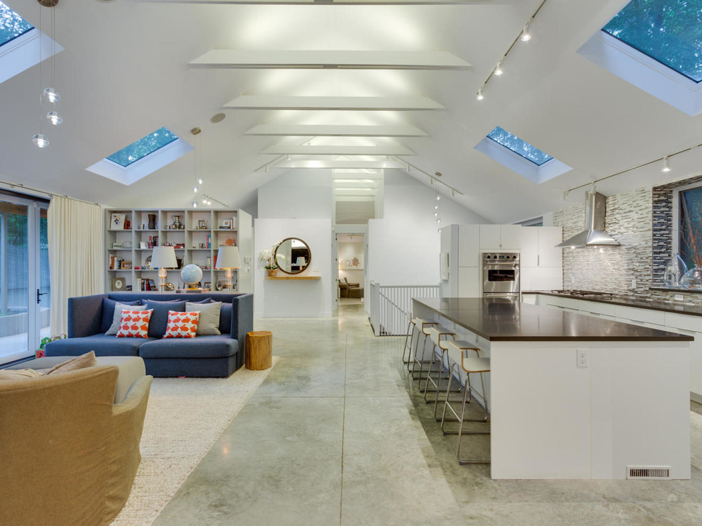 Großes, Offenes Modernes Wohnzimmer mit weißer Wandfarbe und Betonboden in Washington, D.C.