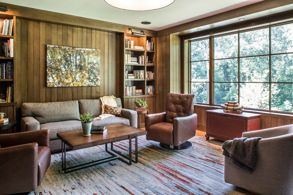 Imagen de sala de estar tradicional renovada grande con paredes marrones