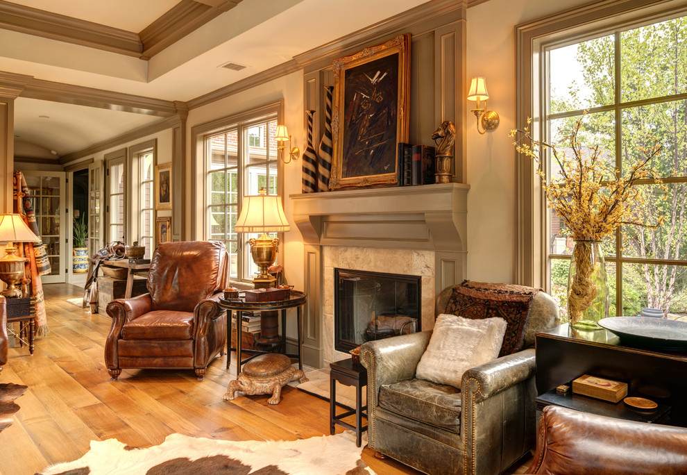 Klassisches Wohnzimmer mit beiger Wandfarbe, braunem Holzboden und Kamin in Sonstige