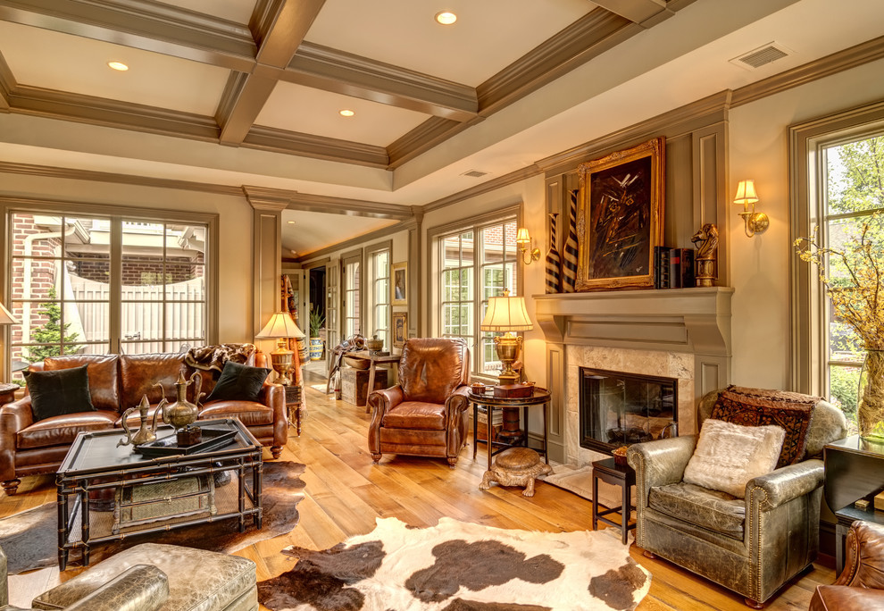 Imagen de sala de estar tradicional sin televisor con paredes beige, suelo de madera en tonos medios y todas las chimeneas