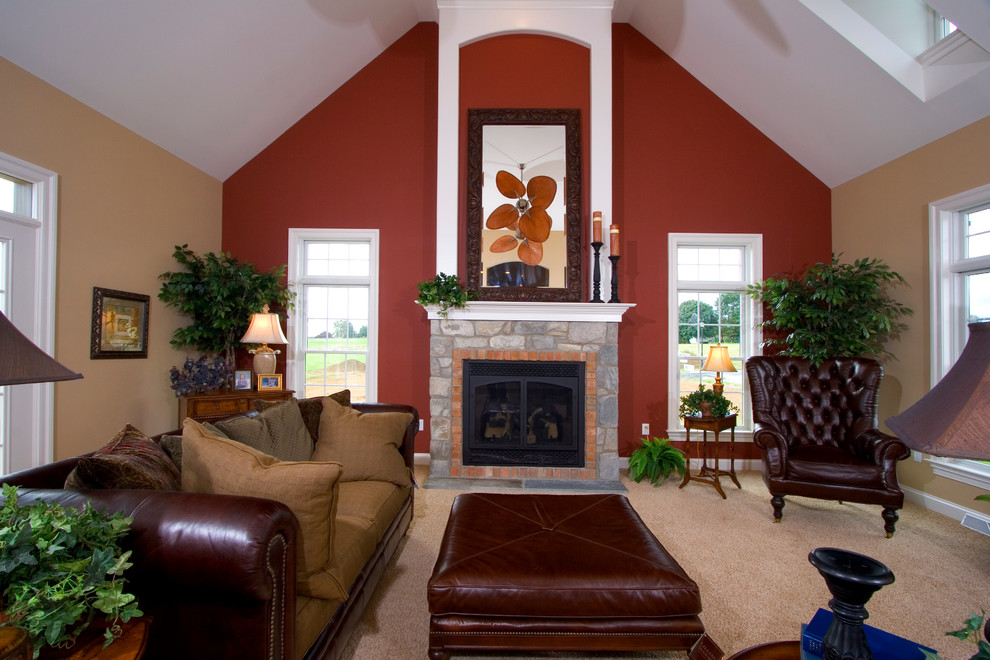 Großes, Fernseherloses, Abgetrenntes Klassisches Wohnzimmer mit roter Wandfarbe, Teppichboden, Kamin und Kaminumrandung aus Stein in Sonstige