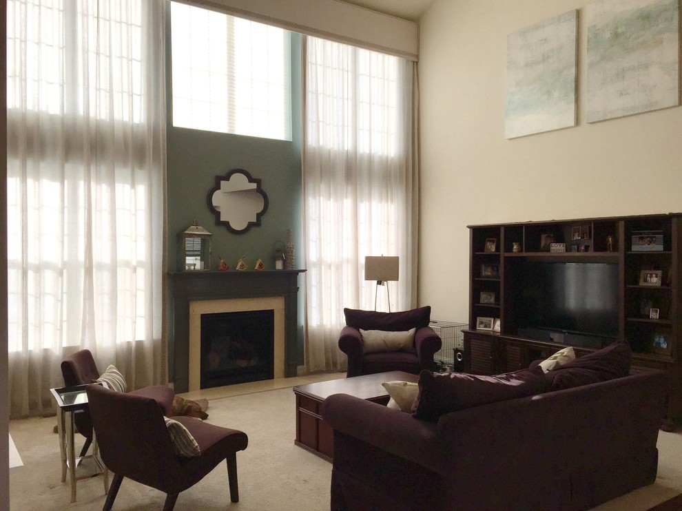 Пример оригинального дизайна: большая открытая гостиная комната в стиле неоклассика (современная классика) с зелеными стенами, ковровым покрытием, стандартным камином, фасадом камина из дерева и отдельно стоящим телевизором