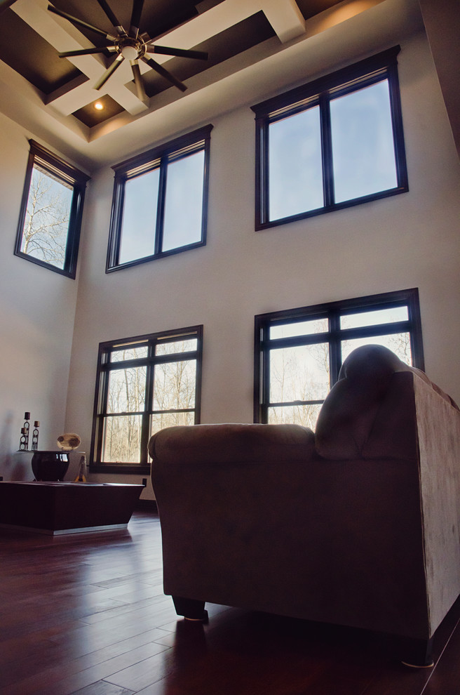 Diseño de sala de estar abierta clásica grande con paredes blancas, suelo de madera en tonos medios y suelo marrón