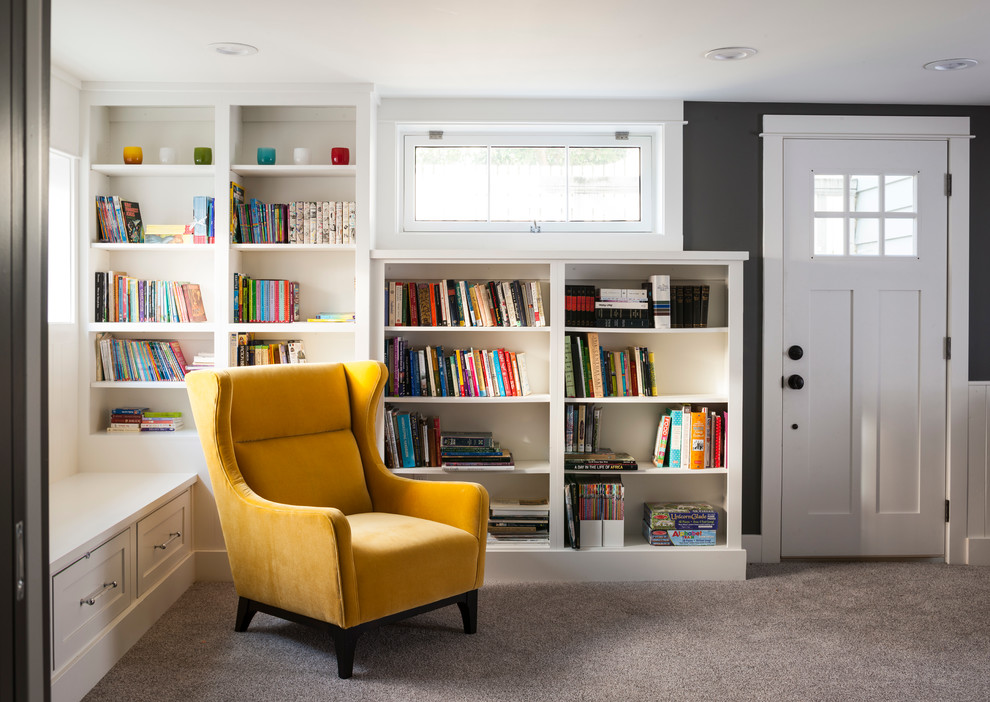 Cette image montre une salle de séjour traditionnelle de taille moyenne avec une bibliothèque ou un coin lecture, un mur gris et moquette.